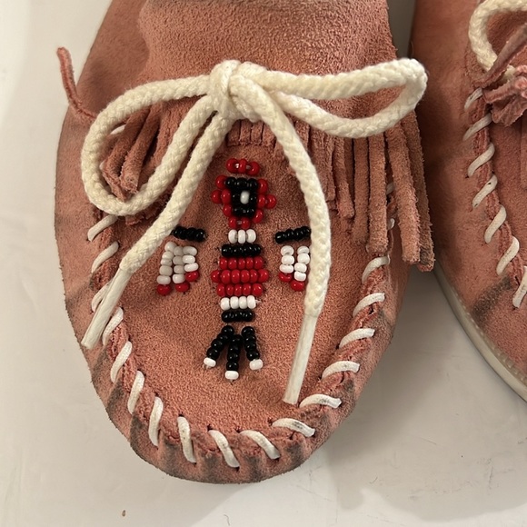 GUC Minnetonka Women's Pink Thunderbird Beaded Moccasin  SZ-8 - Picture 3 of 9